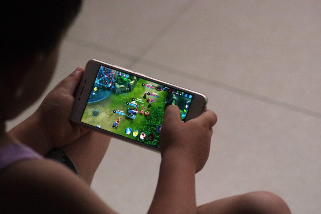 chinese gen z playing mobile games