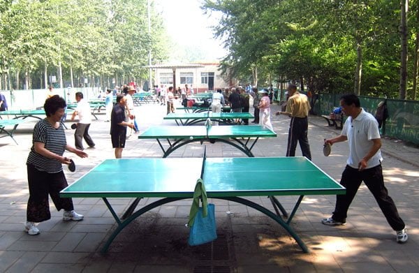 Habitudes chinoises : jouer au tennis de table dans le parc