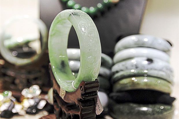chinese habits: love wearing jade