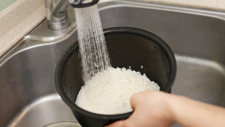 habitudes chinoises : laver le riz avant de le cuire