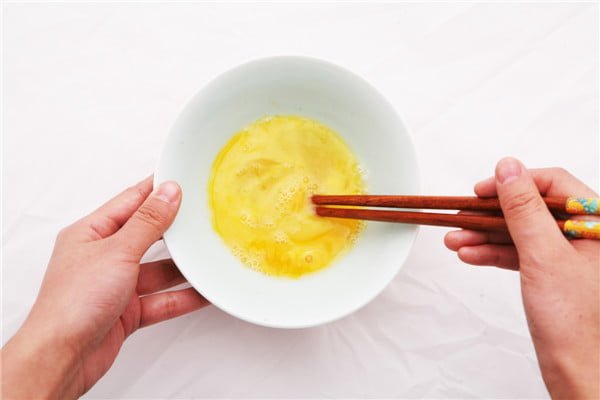habitudes chinoises : battre les œufs avec des baguettes